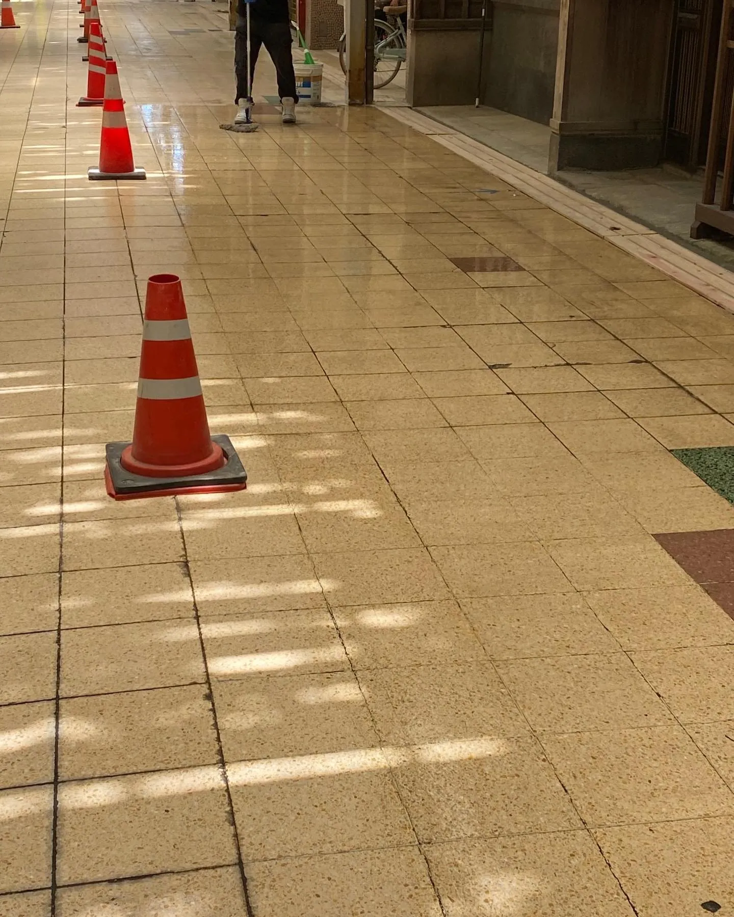 鳥取県米子市のアーケードでタイルの防滑施工を行いました