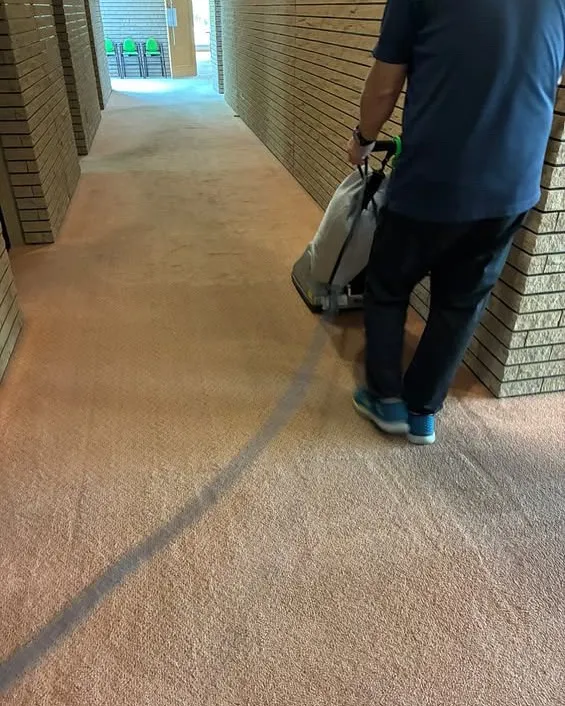 島根県出雲市でカーペットの中間清掃を行いました